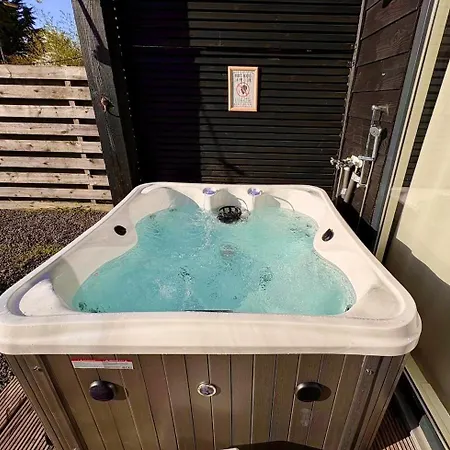 Tatil Evi Cozy Wellness Family House With Private Garden & Jacuzzi & Sauna Between Amsterdam Haarlem And Schiphol Airport Vijfhuizen