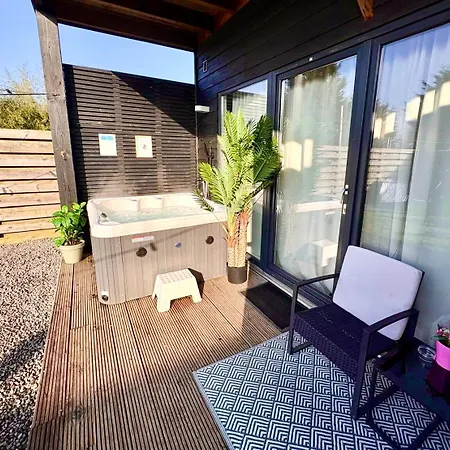 Tatil Evi Cozy Wellness Family House With Private Garden & Jacuzzi & Sauna Between Amsterdam Haarlem And Schiphol Airport