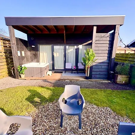 Cozy Wellness Family House With Private Garden & Jacuzzi & Sauna Between Amsterdam Haarlem And Schiphol Airport 펜션 Vijfhuizen