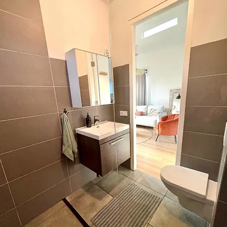 펜션 Cozy Wellness Family House With Private Garden & Jacuzzi & Sauna Between Amsterdam Haarlem And Schiphol Airport Vijfhuizen