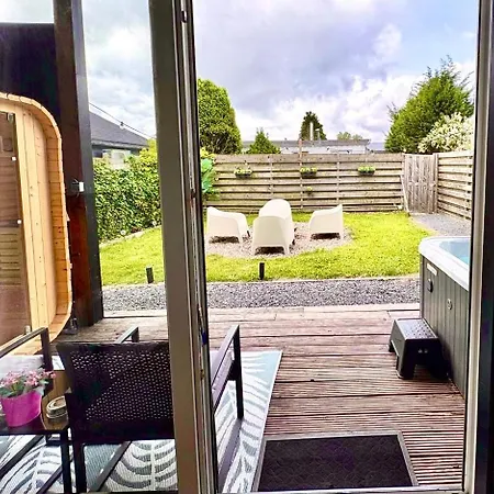 Casa de Férias Cozy Wellness Family House With Private Garden & Jacuzzi & Sauna Between Amsterdam Haarlem And Schiphol Airport *