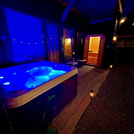 Cozy Wellness Family House With Private Garden & Jacuzzi & Sauna Between Amsterdam Haarlem And Schiphol Airport بيت للعطل