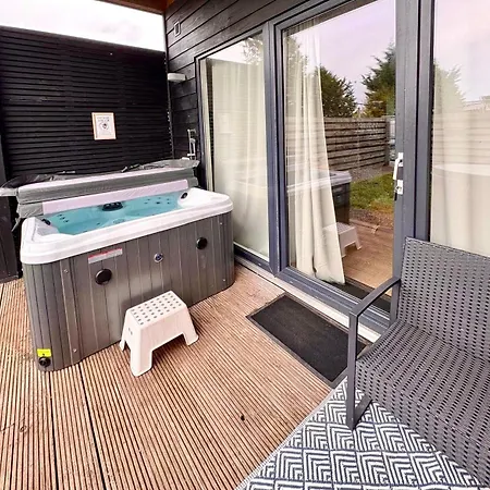 Casa de Férias Cozy Wellness Family House With Private Garden & Jacuzzi & Sauna Between Amsterdam Haarlem And Schiphol Airport *