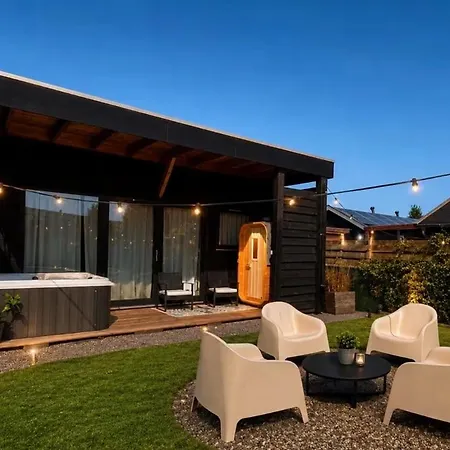 Cozy Wellness Family House With Private Garden & Jacuzzi & Sauna Between Amsterdam Haarlem And Schiphol Airport Hébergement de vacances Vijfhuizen
