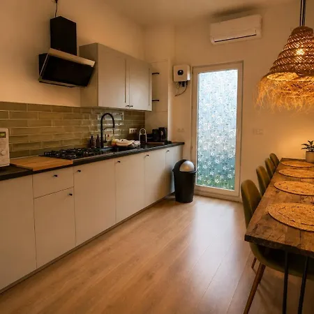 Hébergement de vacances Cozy Wellness Family House With Private Garden & Jacuzzi & Sauna Between Amsterdam Haarlem And Schiphol Airport *