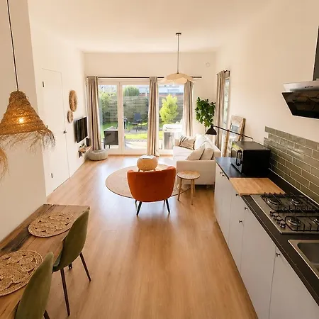 Hébergement de vacances Cozy Wellness Family House With Private Garden & Jacuzzi & Sauna Between Amsterdam Haarlem And Schiphol Airport Vijfhuizen